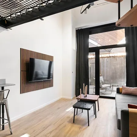 Loft Industriel Avec Terrasse Et Filet Suspendu A Cimiez 아파트