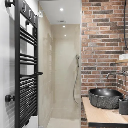 Loft Industriel Avec Terrasse Et Filet Suspendu A Cimiez 아파트