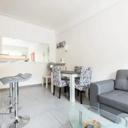Beautiful & Spacious 2 Bed Near Center Appartamento *