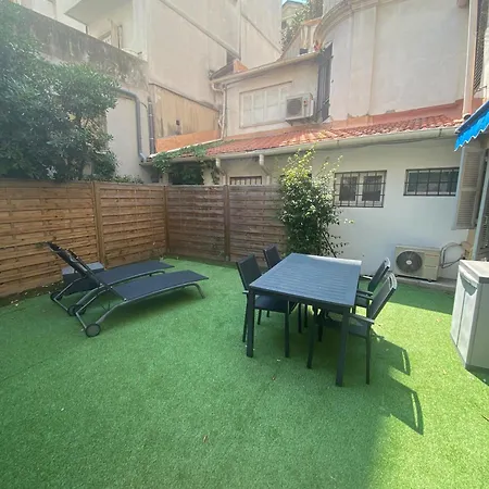 4 Personnes Grande Terrasse Dans Le Carré D Or à *