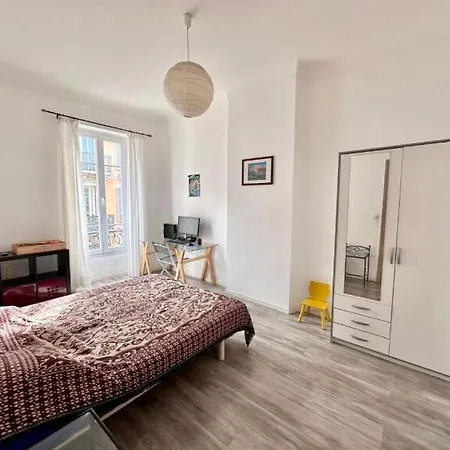 Apartment Large Flat W Balcony Centre *