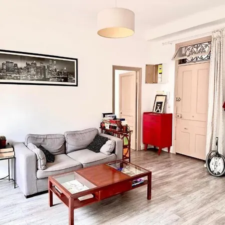 Large Flat W Balcony Centre *