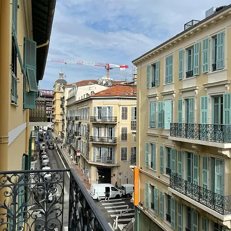 Large Flat W Balcony Centre