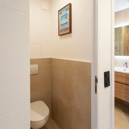 Apartment #41 Flat For 6, 3 Bdrs Parking Wifi 5mins Walk Tram T1 Nice