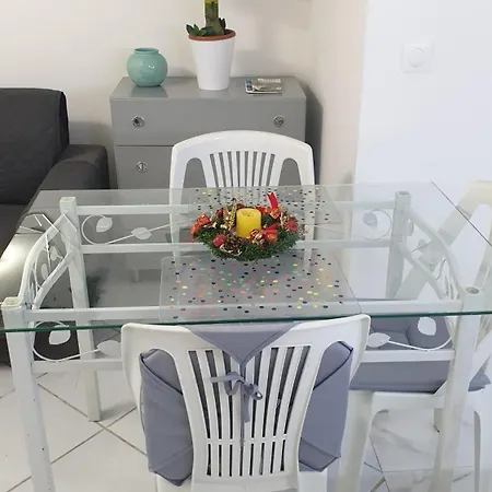 Seaside Apartment *