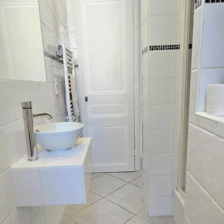 Cocoon Moderne, Close To Train Station & Shops דירה *