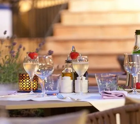 Hotel La Perouse Baie Des Anges 4*