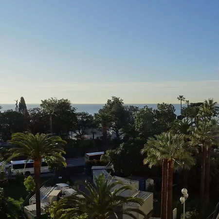 Ambassador Hotel 3*
