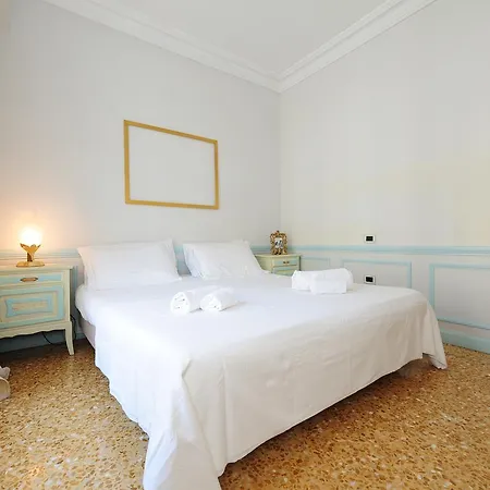 Le Royal Res. Negresco Five Stars House * Nizza