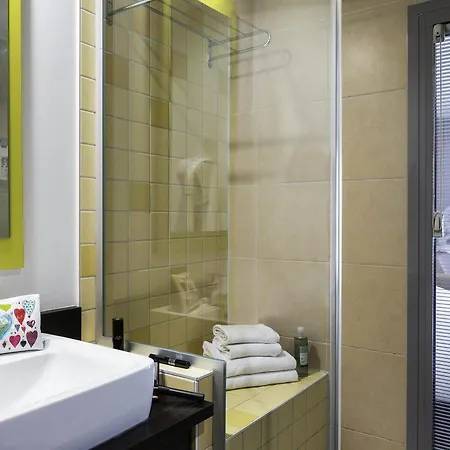 Ibis Styles Centre Port Niza