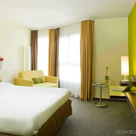 Ibis Styles Centre Port Niza