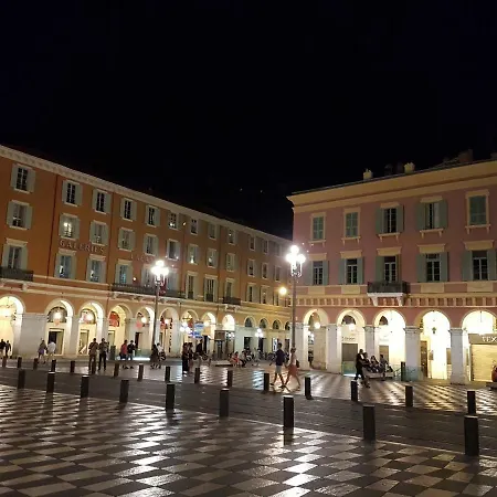 Les Palmiers A 700m De La Nizza
