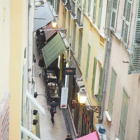 2 Bedroom Old Town Centre Apartment *