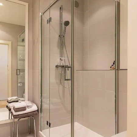 Apartment Grand H -f2, Face Vieux- Nice, Terrasse, Ascenseur, Climatisation, Terrace - Center *