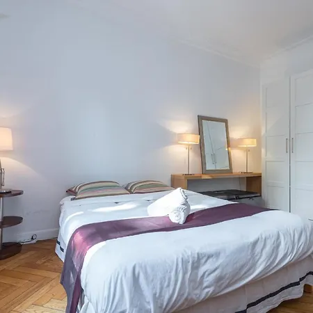 2 Bdr 105m2 Classy Near Garibaldi Tram With Garage Apartment