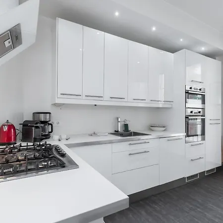 2 Bdr 105m2 Classy Near Garibaldi Tram With Garage *
