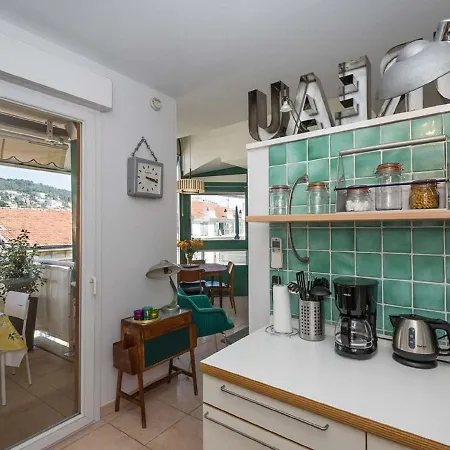 Apartment Elegant In With Balcony *