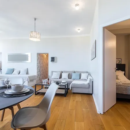 Gorgeous 1 Bdr With Gardens View In The Old Town Apartment Nice