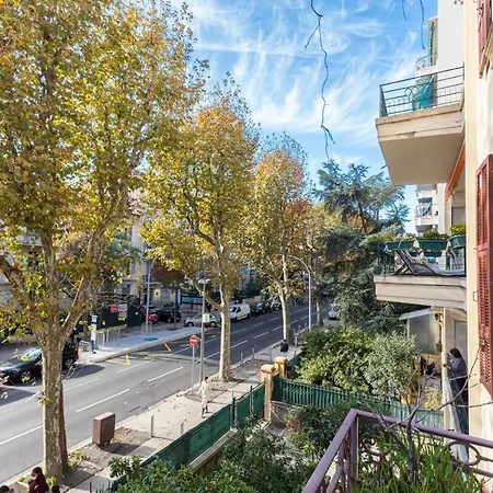 2 Bdr 105m2 Classy Near Garibaldi Tram With Garage Apartment