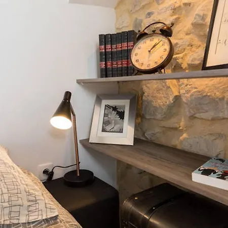 Apartment Pj - Dine On The Balcony At A Sleek Writer's Loft And Enjoy The View