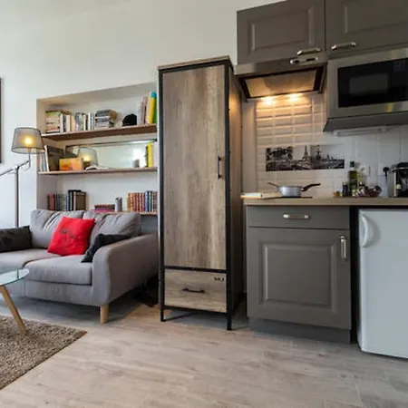 Apartment Pj - Dine On The Balcony At A Sleek Writer's Loft And Enjoy The View Nice