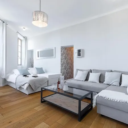Gorgeous 1 Bdr With Gardens View In The Old Town Apartment