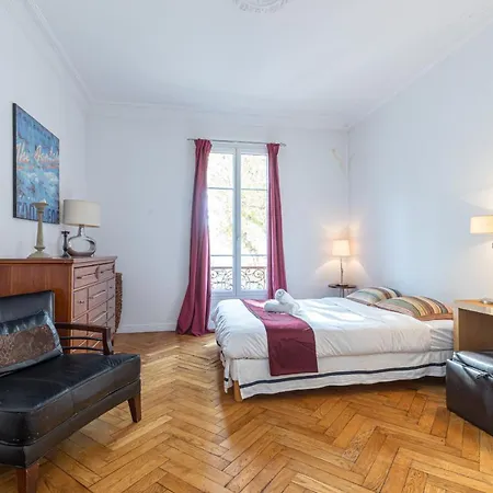 Apartment 2 Bdr 105m2 Classy Near Garibaldi Tram With Garage *
