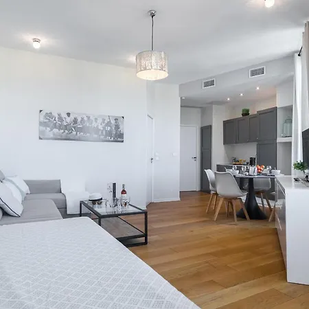 Gorgeous 1 Bdr With Gardens View In The Old Town Apartment