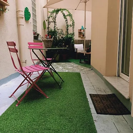 Cosy + Patio Prive Apartment