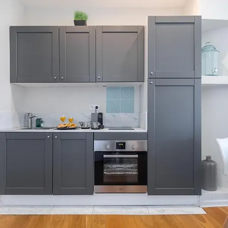 Gorgeous 1 Bdr With Gardens View In The Old Town Apartment Nice