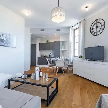 Gorgeous 1 Bdr With Gardens View In The Old Town Apartment *