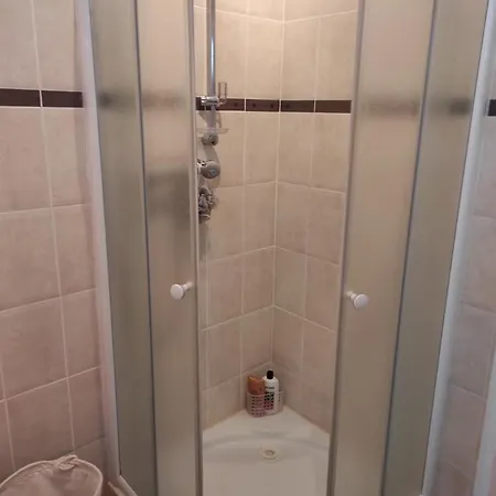 Pretty And Quiet Floor 2 Bedroom Flat In The Port Area Of