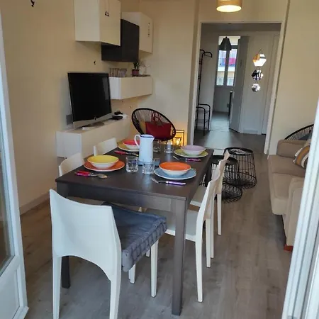 Pretty And Quiet Floor 2 Bedroom Flat In The Port Area Of Apartment