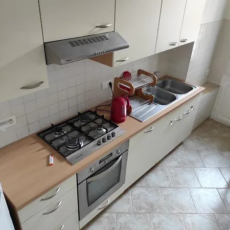 Pretty And Quiet Floor 2 Bedroom Flat In The Port Area Of