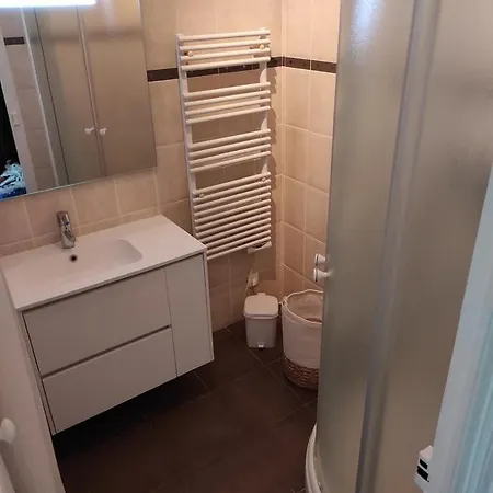 Pretty And Quiet Floor 2 Bedroom Flat In The Port Area Of