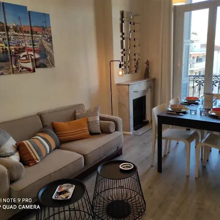Pretty And Quiet Floor 2 Bedroom Flat In The Port Area Of Nice