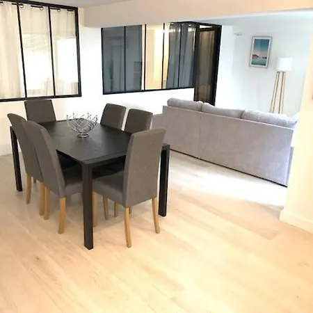 Les Volets Bleus Apartment