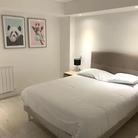 Les Volets Bleus Apartment *