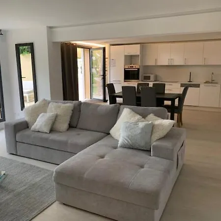 Les Volets Bleus Apartment