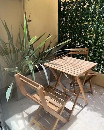 Les Volets Bleus Apartment