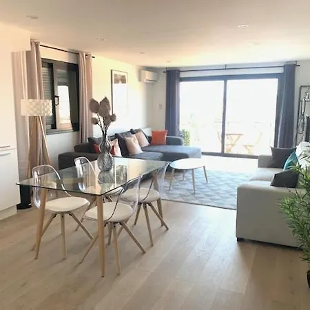 Les Volets Bleus Apartment *