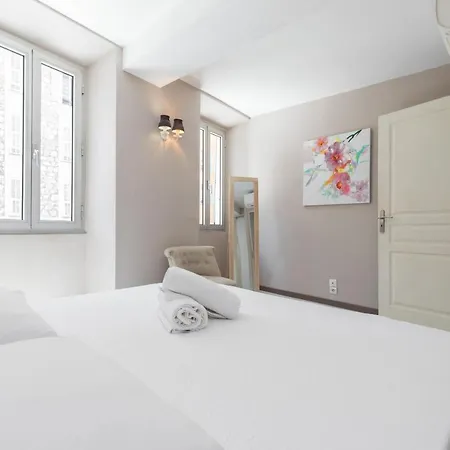 Amazing 3 Bdrs And Garden Place Du Pin Parking ! * Nice