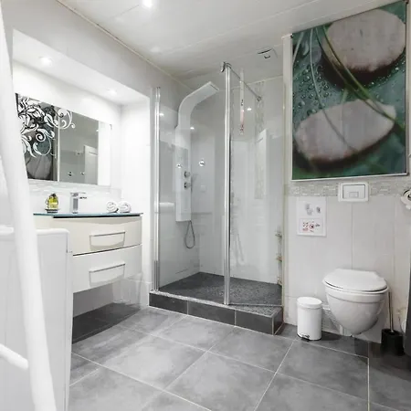 Apartment Amazing 3 Bdrs And Garden Place Du Pin Parking !