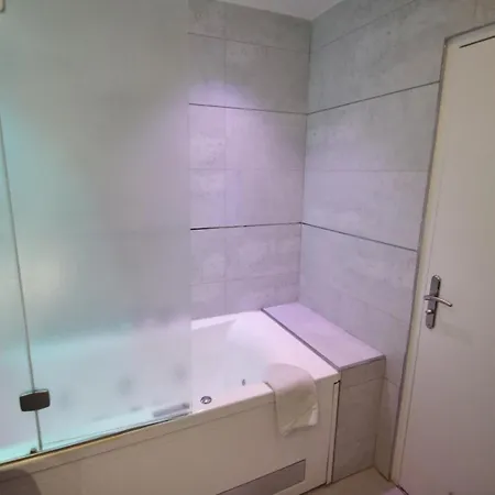 Le France Centre Oda ve Kahvaltı 5*