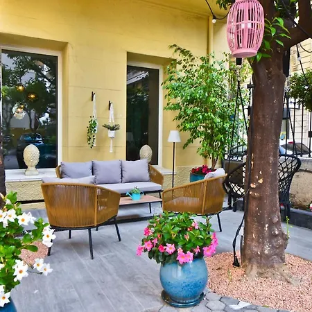 La Promenade Hotel
