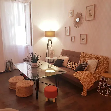 Beautiful Old Town Home - 2 Bedrooms Apartment * Nice