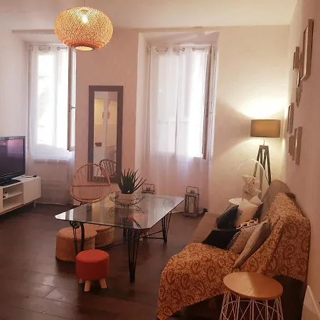 Beautiful Old Town Home - 2 Bedrooms Apartment * Nice