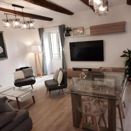 Apartman Beautiful Old Town Flat, Near The *