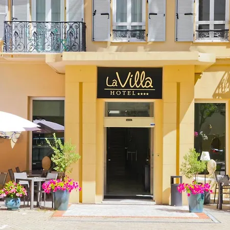 La Promenade Hotel