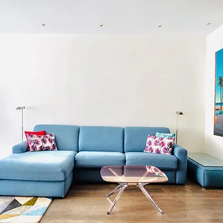 Luxurious 2 Bedrooms Apartment, 30 Meter From アパート *